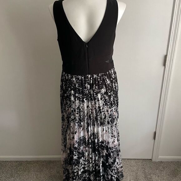 NWT Xscape Maxi Gown, Size 16W - Picture 5 of 10